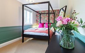 A Gem Nestled In The Heart Of Oxford With Parking!